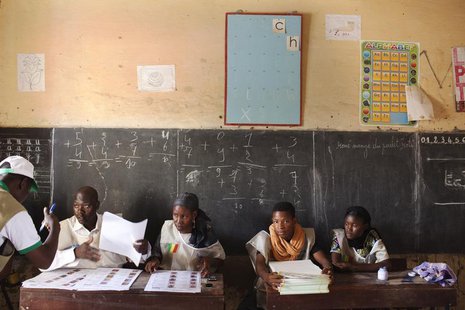 Electoral officials sit at a polling station during Mali's presidential election in Timbuktu, Mali, July 28, 2013. REUTERS/Joe Penney Electoral officials sit at a polling station during Mali's presidential election in Timbuktu, Mali, July 28, 2013. REUTERS/Joe Penney