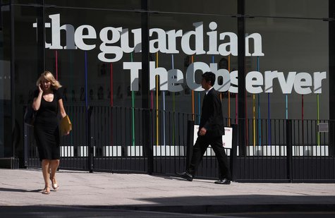 Pedestrians walk past the entrance of the Guardian newspaper building in London August 20 2013. REUTERS/Suzanne Plunkett Pedestrians walk past the entrance of the Guardian newspaper building in London August 20 2013. REUTERS/Suzanne Plunkett