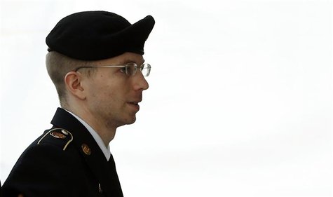 U.S. soldier Bradley Manning is escorted into court to receive his sentence at Fort Meade in Maryland August 21, 2013. REUTERS/Kevin Lamarqu U.S. soldier Bradley Manning is escorted into court to receive his sentence at Fort Meade in Maryland August 21, 2013. REUTERS/Kevin Lamarqu