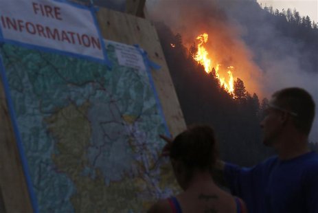 People look at a map of the fire as flames leap at the Beaver Creek wildfire outside Hailey, Idaho August 18, 2013. REUTERS/Jim Urquhart People look at a map of the fire as flames leap at the Beaver Creek wildfire outside Hailey, Idaho August 18, 2013. REUTERS/Jim Urquhart