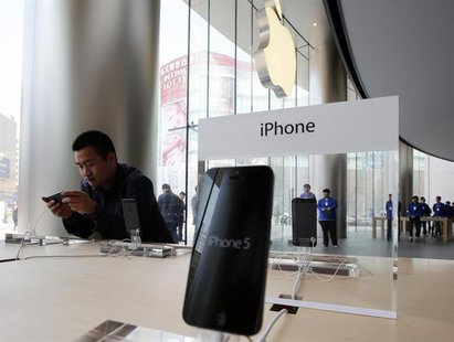 A visitor tries out an iPhone at an Apple store in Beijing April 2, 2013. REUTERS/Kim Kyung-Hoon A visitor tries out an iPhone at an Apple store in Beijing April 2, 2013. REUTERS/Kim Kyung-Hoon