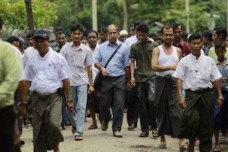Tomas Ojea Quintana (C), United Nations Special Rapporteur on the human rights situation, walks with Rohingya Muslims as he visits Aung Ming Tomas Ojea Quintana (C), United Nations Special Rapporteur on the human rights situation, walks with Rohingya Muslims as he visits Aung Ming