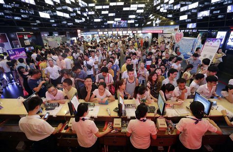 People wait for tickets at a ticket office of a movie theatre in Wuhan, Hubei province, August 13, 2013. REUTERS/Darley Shen People wait for tickets at a ticket office of a movie theatre in Wuhan, Hubei province, August 13, 2013. REUTERS/Darley Shen