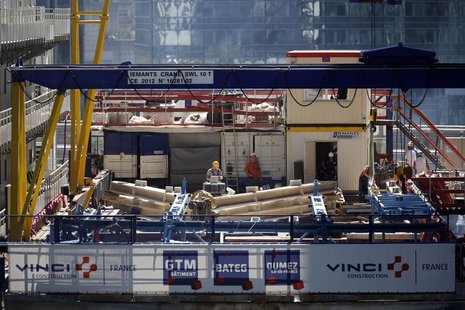 Workers are seen at a Vinci construction site in the financial district of La Defense, near Paris August 1, 2013. REUTERS/Benoit Tessier Workers are seen at a Vinci construction site in the financial district of La Defense, near Paris August 1, 2013. REUTERS/Benoit Tessier
