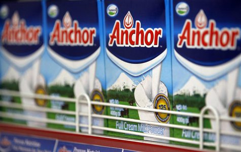 Fonterra's Anchor brand milk powder packets are seen on shelves at a shop in Colombo August 21, 2013. REUTERS/Dinuka Liyanawatte Fonterra's Anchor brand milk powder packets are seen on shelves at a shop in Colombo August 21, 2013. REUTERS/Dinuka Liyanawatte