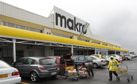 Shoppers load their goods into a car outside a Makro branch of South African retailer Massmart in Cape Town May 31, 2011. REUTERS/Mike Hutch Shoppers load their goods into a car outside a Makro branch of South African retailer Massmart in Cape Town May 31, 2011. REUTERS/Mike Hutch