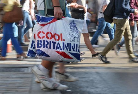 Shoppers cross Oxford Street in central London August 15, 2013. REUTERS/Toby Melville Shoppers cross Oxford Street in central London August 15, 2013. REUTERS/Toby Melville