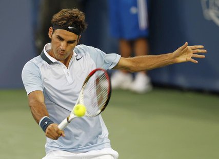Roger Federer of Switzerland hits a return to Rafael Nadal of Spain during their singles quarter-final match at the Men's Cincinnati Open te Roger Federer of Switzerland hits a return to Rafael Nadal of Spain during their singles quarter-final match at the Men's Cincinnati Open te