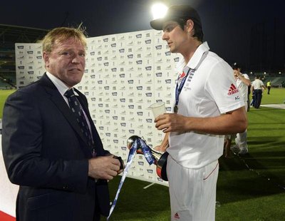 Hugh Morris (L), managing director of England cricket, talks to England's captain Alastair Cook after their fifth Ashes cricket test match a Hugh Morris (L), managing director of England cricket, talks to England's captain Alastair Cook after their fifth Ashes cricket test match a