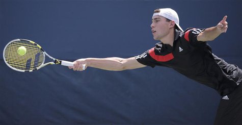 Jerzy Janowicz of Poland hits a return to Maximo Gonzalez of Argentina at the U.S. Open tennis championships in New York August 27, 2013. RE Jerzy Janowicz of Poland hits a return to Maximo Gonzalez of Argentina at the U.S. Open tennis championships in New York August 27, 2013. RE