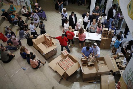 Israelis collect gas mask kits at a distribution point in Jerusalem August 28, 2013. REUTERS/Amir Cohen Israelis collect gas mask kits at a distribution point in Jerusalem August 28, 2013. REUTERS/Amir Cohen