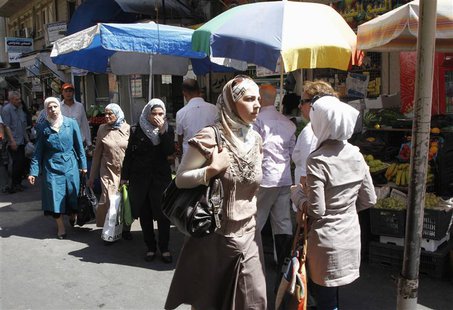 Syrians shop at al-Shaalan market in Damascus August 28, 2013. REUTERS/ Khaled al-Hariri Syrians shop at al-Shaalan market in Damascus August 28, 2013. REUTERS/ Khaled al-Hariri