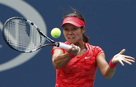 Li Na of China hits a return to Sofia Arvidsson of Sweden at the U.S. Open tennis championships in New York August 28, 2013. REUTERS/Adam Hu Li Na of China hits a return to Sofia Arvidsson of Sweden at the U.S. Open tennis championships in New York August 28, 2013. REUTERS/Adam Hu