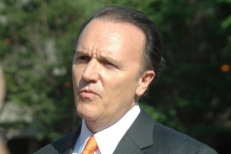 Richard Scrushy talks to reporters moments before he enters the Hugo L. Black Federal Courthouse in Birmingham, Alabama, May 18, 2005. REUTE Richard Scrushy talks to reporters moments before he enters the Hugo L. Black Federal Courthouse in Birmingham, Alabama, May 18, 2005. REUTE