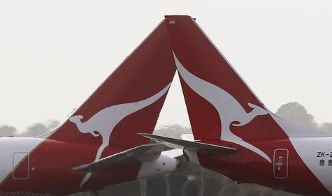 Two Qantas passenger jets cross each other at Kingsford Smith International airport in Sydney June 27, 2013. REUTERS/Daniel Munoz Two Qantas passenger jets cross each other at Kingsford Smith International airport in Sydney June 27, 2013. REUTERS/Daniel Munoz
