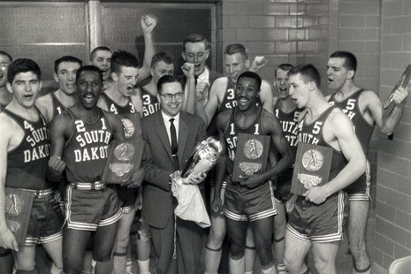 Coach Dwane “Cloddy” Clodfelter (Center) with the 1958 University of South Dakota Basketball team. (USD.edu) Coach Dwane “Cloddy” Clodfelter (Center) with the 1958 University of South Dakota Basketball team. (USD.edu)
