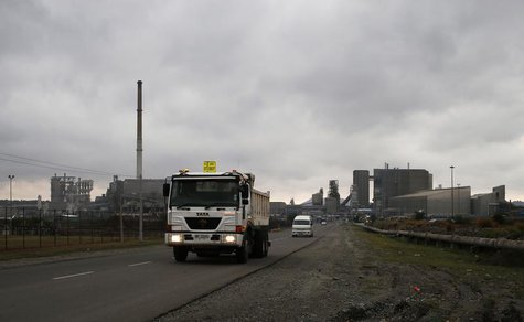 Trucks leave an Anglo American Platinum (AMPLATS) processing plant near Rustenburg in this October 12, 2012 file photo. REUTERS/Mike Hutchin Trucks leave an Anglo American Platinum (AMPLATS) processing plant near Rustenburg in this October 12, 2012 file photo. REUTERS/Mike Hutchin