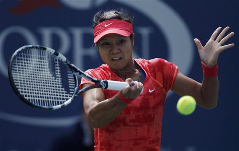 Li Na of China hits a return to Laura Robson of Britain at the U.S. Open tennis championships in New York August 30, 2013. REUTERS/Eduardo M Li Na of China hits a return to Laura Robson of Britain at the U.S. Open tennis championships in New York August 30, 2013. REUTERS/Eduardo M