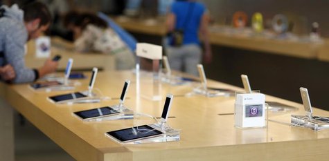 iPhone 5 models are pictured on display at an Apple Store in Pasadena, California July 22, 2013. REUTERS/Mario Anzuoni iPhone 5 models are pictured on display at an Apple Store in Pasadena, California July 22, 2013. REUTERS/Mario Anzuoni