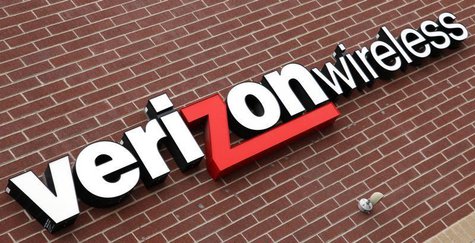 A sign of Verizon Wireless is seen at its store in Westminster, Colorado April 26, 2009. REUTERS/Rick Wilking A sign of Verizon Wireless is seen at its store in Westminster, Colorado April 26, 2009. REUTERS/Rick Wilking