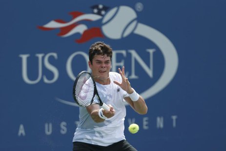 Milos Raonic of Canada hits a return to Feliciano Lopez of Spain at the U.S. Open tennis championships in New York August 31, 2013. REUTERS/ Milos Raonic of Canada hits a return to Feliciano Lopez of Spain at the U.S. Open tennis championships in New York August 31, 2013. REUTERS/