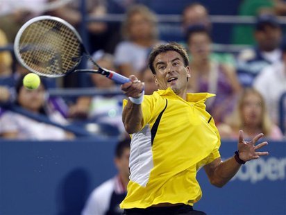 Tommy Robredo of Spain returns a forehand to Daniel Evans of Britain at the U.S. Open tennis championships in New York August 31, 2013. REUT Tommy Robredo of Spain returns a forehand to Daniel Evans of Britain at the U.S. Open tennis championships in New York August 31, 2013. REUT