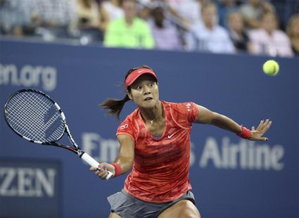Li Na of China chases down a forehand to Jelena Jankovic of Serbia at the U.S. Open tennis championships in New York, September 1, 2013. REU Li Na of China chases down a forehand to Jelena Jankovic of Serbia at the U.S. Open tennis championships in New York, September 1, 2013. REU
