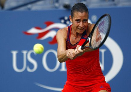 Flavia Pennetta of Italy returns to Simona Halep of Romania at the U.S. Open tennis championships in New York September 2, 2013. REUTERS/Edu Flavia Pennetta of Italy returns to Simona Halep of Romania at the U.S. Open tennis championships in New York September 2, 2013. REUTERS/Edu