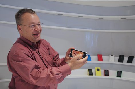 Nokia Chief Executive Stephen Elop demonstrates the camera technology of the company's latest high-end smartphone, the Lumia 1020, at the co Nokia Chief Executive Stephen Elop demonstrates the camera technology of the company's latest high-end smartphone, the Lumia 1020, at the co