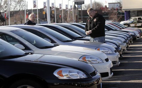 Car salesman Ray Schaffer (L) shows a customer a 2009 Chevrolet Impala sedan at a dealership in Dearborn, Michigan December 29, 2008. REUTER Car salesman Ray Schaffer (L) shows a customer a 2009 Chevrolet Impala sedan at a dealership in Dearborn, Michigan December 29, 2008. REUTER