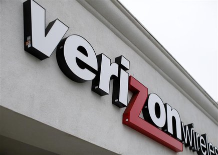 A Verizon wireless store is shown in Del Mar, California June 6, 2013. REUTERS/Mike Blake A Verizon wireless store is shown in Del Mar, California June 6, 2013. REUTERS/Mike Blake