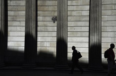Workers walk past the Bank of England in the City of London August 7, 2013. REUTERS/Toby Melville Workers walk past the Bank of England in the City of London August 7, 2013. REUTERS/Toby Melville