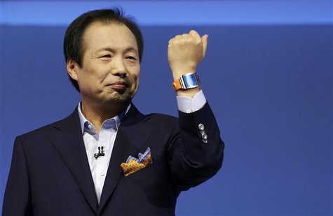 Shin Jong-kyun, President and CEO, head of IT and Mobile Communication division of Samsung presents the Samsung Galaxy Gear smartwatch durin Shin Jong-kyun, President and CEO, head of IT and Mobile Communication division of Samsung presents the Samsung Galaxy Gear smartwatch durin