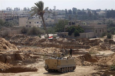 Egyptian soldiers keep guard on the border between Egypt and the southern Gaza Strip September 3, 2013. REUTERS/Ibraheem Abu Mustafa Egyptian soldiers keep guard on the border between Egypt and the southern Gaza Strip September 3, 2013. REUTERS/Ibraheem Abu Mustafa