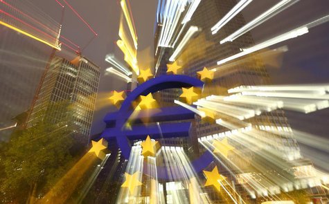 The euro sign landmark is seen outside the headquarters of the European Central Bank (ECB) in Frankfurt September 2, 2013. REUTERS/Kai Pfaff The euro sign landmark is seen outside the headquarters of the European Central Bank (ECB) in Frankfurt September 2, 2013. REUTERS/Kai Pfaff