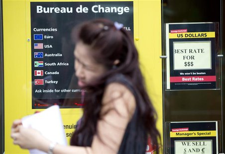 A pedestrian walks past a Bureau de Change in London July 4, 2013. REUTERS/Neil Hall A pedestrian walks past a Bureau de Change in London July 4, 2013. REUTERS/Neil Hall