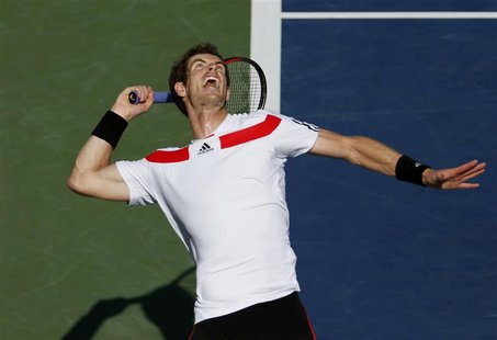 Andy Murray of Britain serves to Stanislas Wawrinka of Switzerland at the U.S. Open tennis championships in New York September 5, 2013. REUT Andy Murray of Britain serves to Stanislas Wawrinka of Switzerland at the U.S. Open tennis championships in New York September 5, 2013. REUT