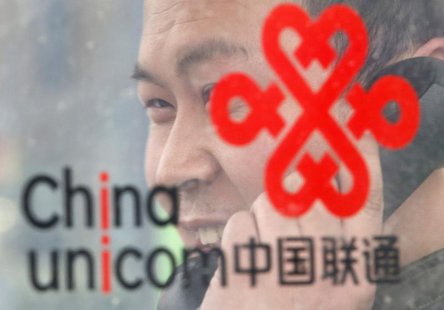 A man uses a China Unicom public telephone in Beijing March 21, 2013. REUTERS/Kim Kyung-Hoon A man uses a China Unicom public telephone in Beijing March 21, 2013. REUTERS/Kim Kyung-Hoon