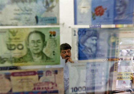 A man watches television inside his currency exchange shop in New Delhi August 30, 2013. REUTERS/Mansi Thapliyal A man watches television inside his currency exchange shop in New Delhi August 30, 2013. REUTERS/Mansi Thapliyal