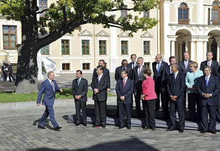 Russian President Vladimir Putin (L) arrives for the family picture event during the G20 summit in St.Petersburg September 6, 2013. REUTERS/ Russian President Vladimir Putin (L) arrives for the family picture event during the G20 summit in St.Petersburg September 6, 2013. REUTERS/