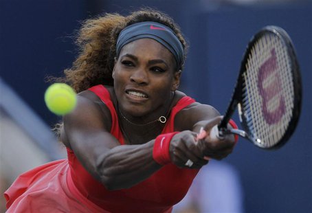 Serena Williams of the U.S. hits a return to Li Na of China at the U.S. Open tennis championships in New York September 6, 2013. REUTERS/Edu Serena Williams of the U.S. hits a return to Li Na of China at the U.S. Open tennis championships in New York September 6, 2013. REUTERS/Edu