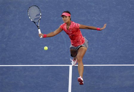 Li Na of China returns to Serena Williams of the U.S. at the U.S. Open tennis championships in New York September 6, 2013. REUTERS/Shannon S Li Na of China returns to Serena Williams of the U.S. at the U.S. Open tennis championships in New York September 6, 2013. REUTERS/Shannon S