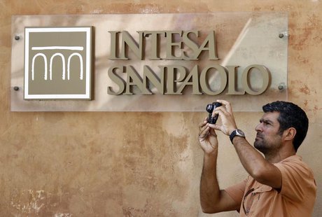 A man takes a picture in front of Intesa Sanpaolo bank in downtown Rome July 23, 2010. REUTERS/Alessandro Bianchi A man takes a picture in front of Intesa Sanpaolo bank in downtown Rome July 23, 2010. REUTERS/Alessandro Bianchi