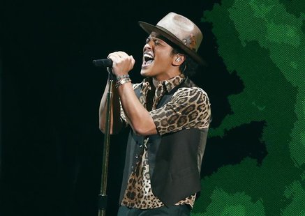 Bruno Mars performs during the 2013 MTV Video Music Awards in New York in this August 25, 2013 file photo. REUTERS/Eric Thayer/Files Bruno Mars performs during the 2013 MTV Video Music Awards in New York in this August 25, 2013 file photo. REUTERS/Eric Thayer/Files