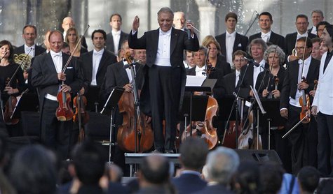 Bavarian State Orchestra and renowned conductor Zubin Mehta (C) gestures before performing at the Ehasas-e-Kashmir concert at Shalimar Garde Bavarian State Orchestra and renowned conductor Zubin Mehta (C) gestures before performing at the Ehasas-e-Kashmir concert at Shalimar Garde