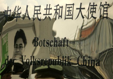 A picture of jailed Chinese journalist Shi Tao is reflected in the entrance sign of China's embassy in Berlin August 24, 2007. REUTERS/Tobia A picture of jailed Chinese journalist Shi Tao is reflected in the entrance sign of China's embassy in Berlin August 24, 2007. REUTERS/Tobia