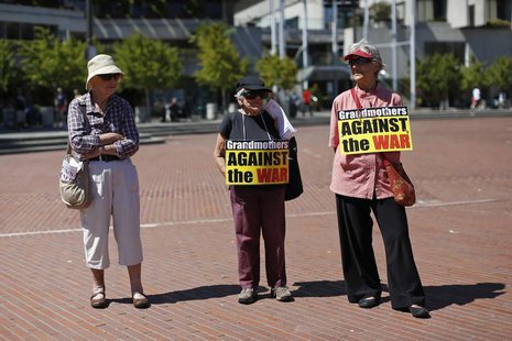 Demonstrators stand under the sun during an anti-war rally in San Francisco, California September 7, 2013. REUTERS/Stephen Lam Demonstrators stand under the sun during an anti-war rally in San Francisco, California September 7, 2013. REUTERS/Stephen Lam