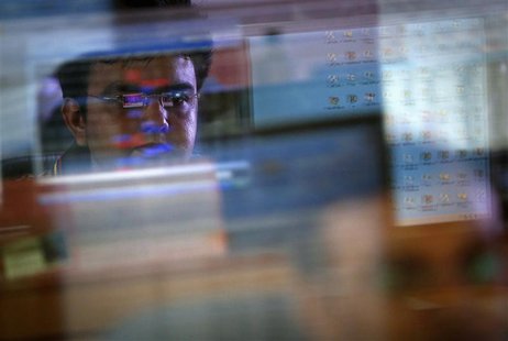 A broker monitors share prices while trading at a brokerage firm in Mumbai August 22, 2013. REUTERS/Danish Siddiqui A broker monitors share prices while trading at a brokerage firm in Mumbai August 22, 2013. REUTERS/Danish Siddiqui