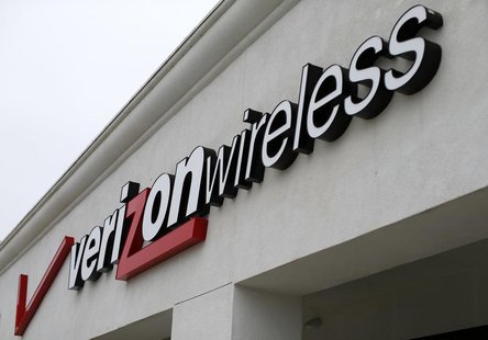 A Verizon wireless store is shown in Del Mar, California June 6, 2013. REUTERS/Mike Blake A Verizon wireless store is shown in Del Mar, California June 6, 2013. REUTERS/Mike Blake