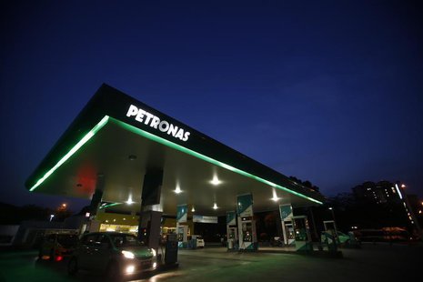 A motorist pumps petrol at a Petronas gas station in Putrajaya outside Kuala Lumpur August 26, 2013. REUTERS/Bazuki Muhammad A motorist pumps petrol at a Petronas gas station in Putrajaya outside Kuala Lumpur August 26, 2013. REUTERS/Bazuki Muhammad